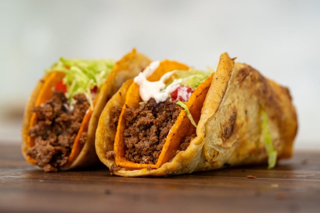 เมนู Cheesy Gordita Crunch จากร้านชื่อดังอย่าง Taco Bell